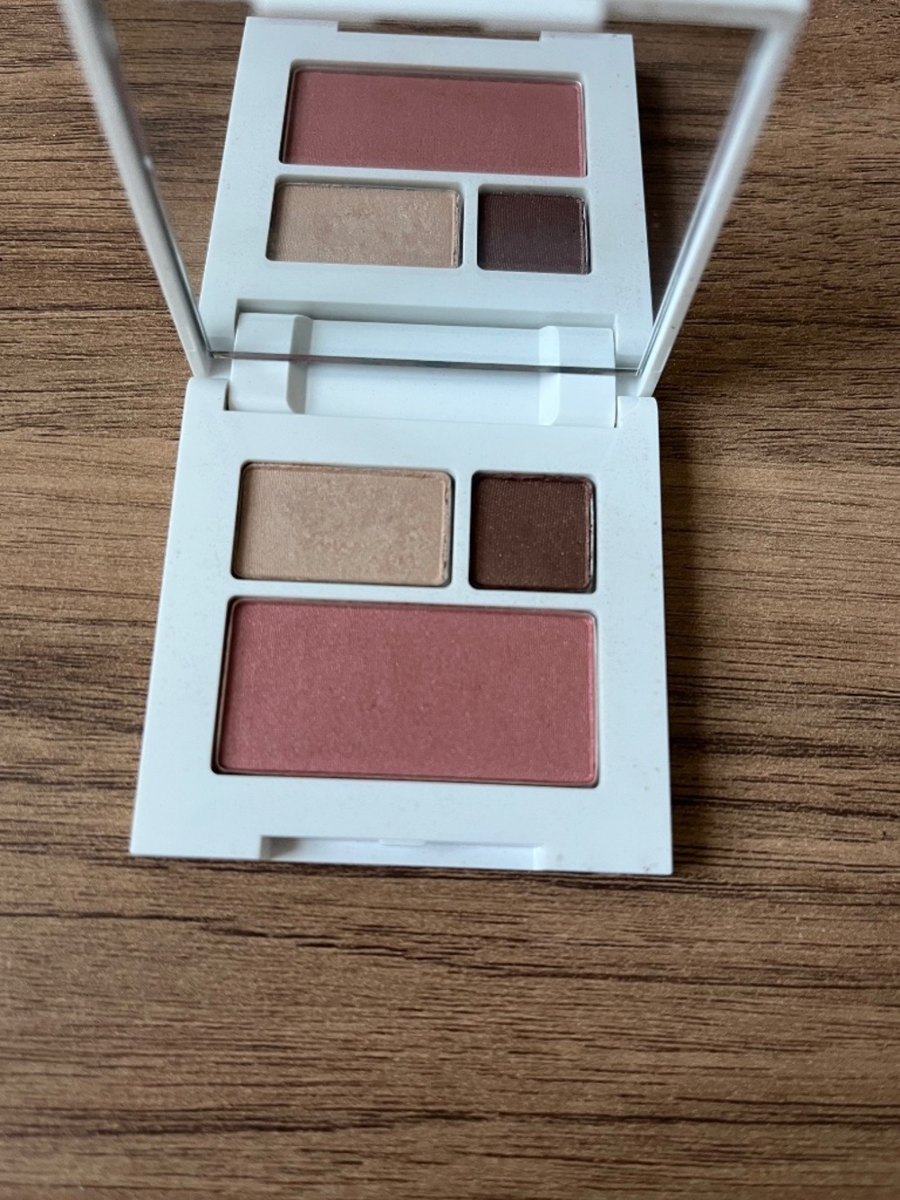 Clinique Johnathan Adler ! Includes Like Mink Eyeshadow duo and blush - Picture 4 of 4